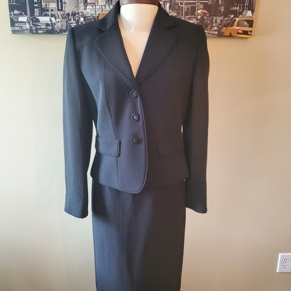 Skirt suit